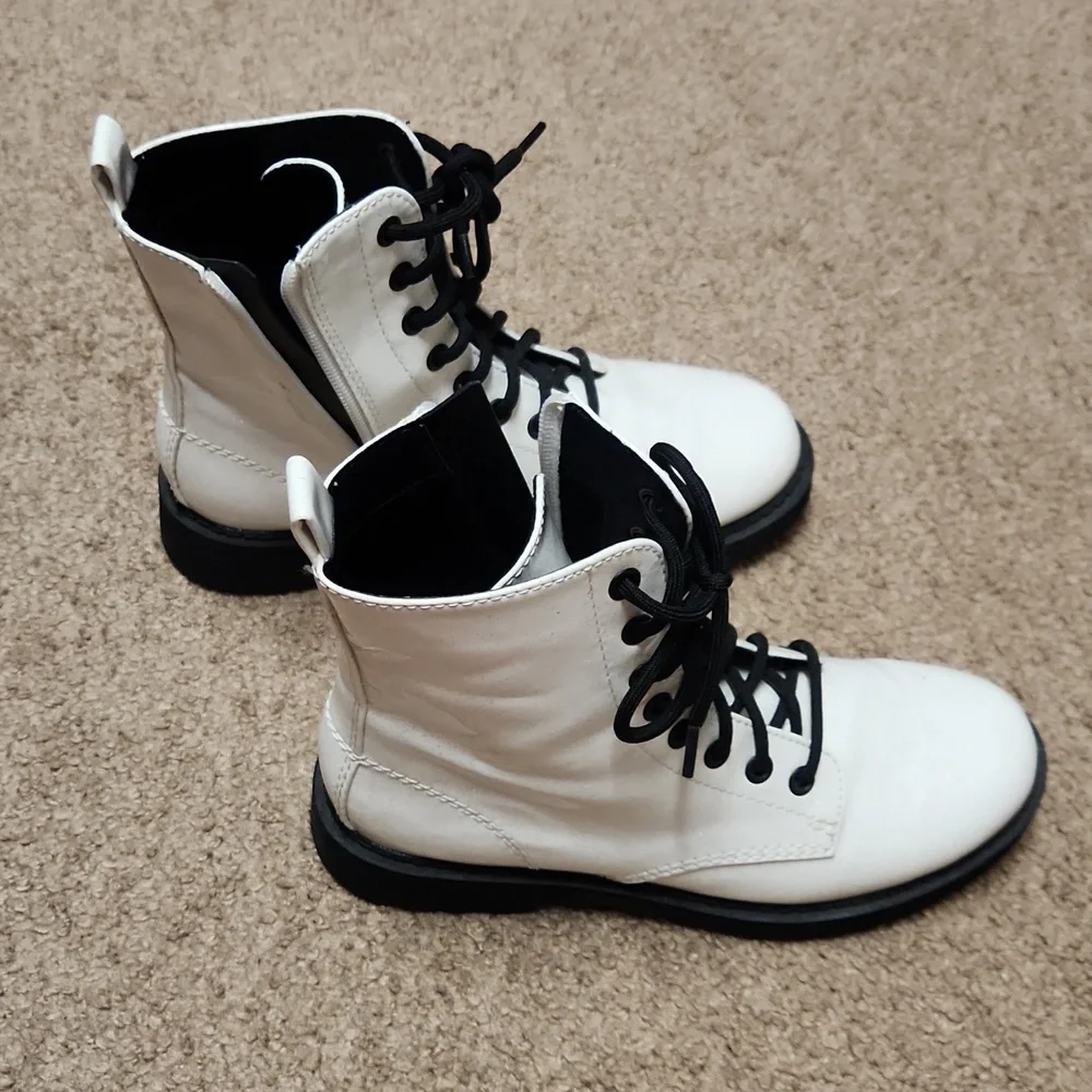 Boots - Picture 3 of 3